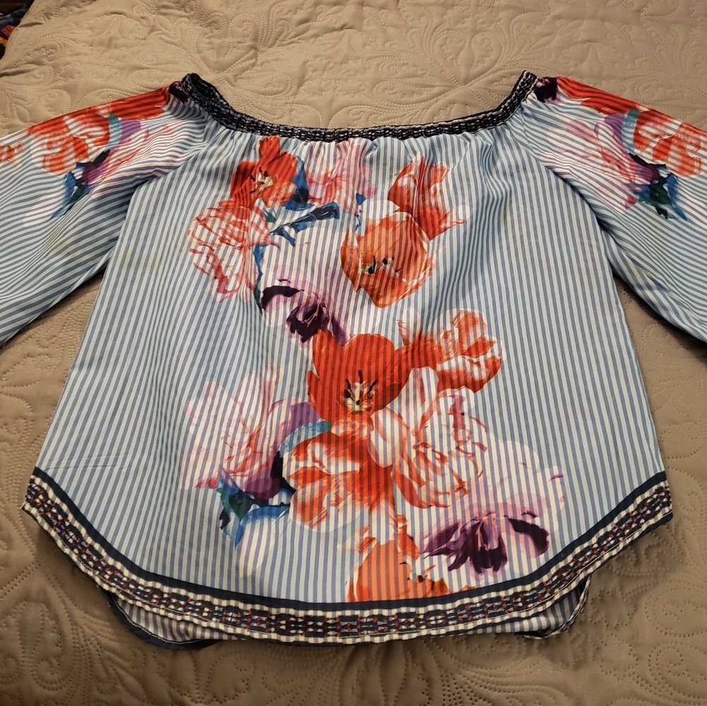 Off shoulders blouse